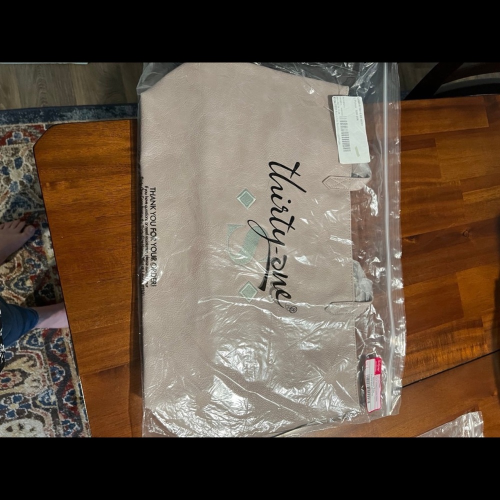 Thirty One Modern Tote! NWT! Monogrammed with initial S! - Picture 4 of 8